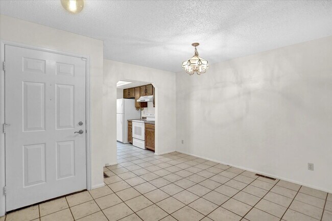 Foto del edificio - Cute 2 Bedroom 2.5 Bath Townhome in Cherry Creek Schools, 2 Reserved Parking Spots, Great Locatio...