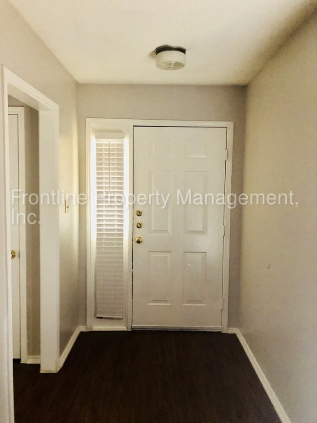 Foto del edificio - Three bedroom duplex ready for move in