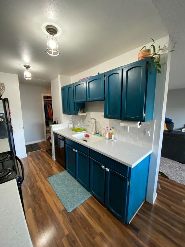Building Photo - Burien 2 bedroom 1 bath light and bright i...