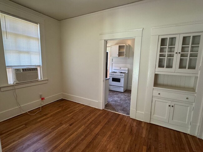 Foto del edificio - 2121 Winona Ave