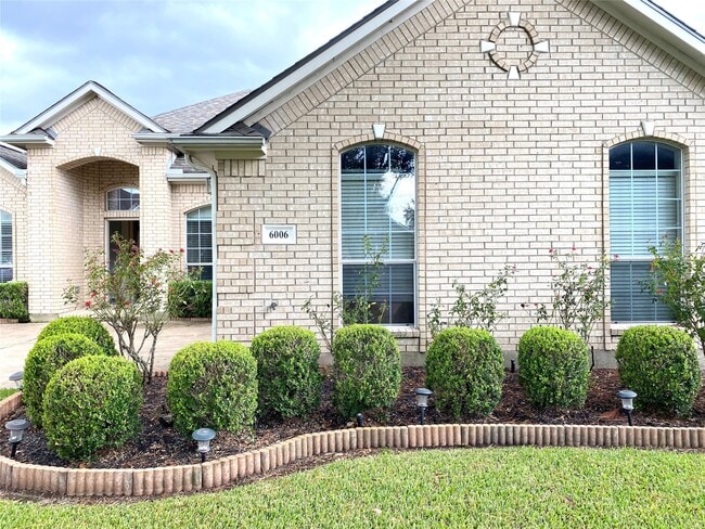 Building Photo - 6006 Country Ridge Dr