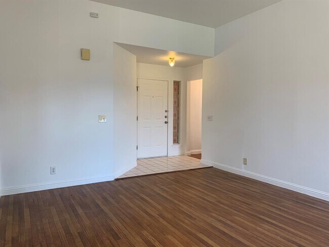 Building Photo - 210 Evergreen Cir