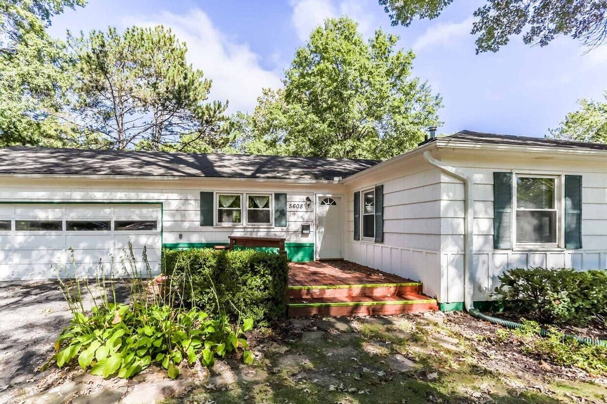 Foto principal - Beautiful 3 Bed Ranch Home with Finished Basement