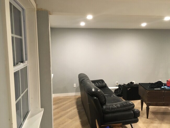Sala de estar desde la puerta - 2031 Schulte Ave