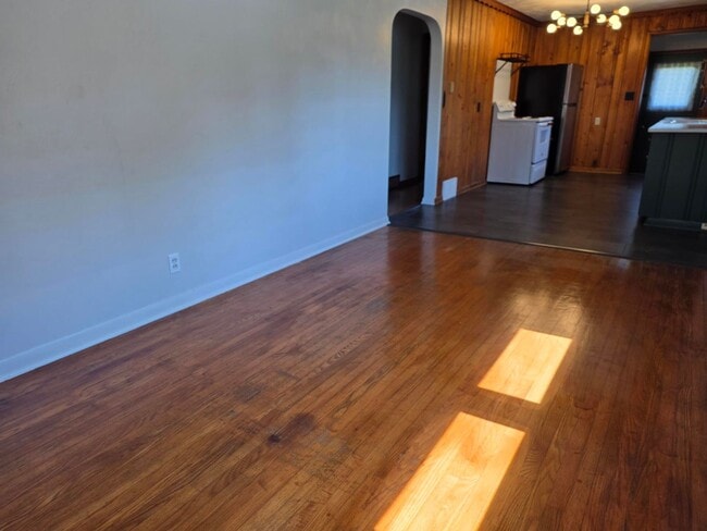 Building Photo - 947 S Heltman Ave