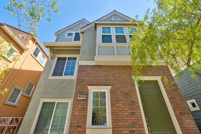 Building Photo - DETACHED HOME NEAR THAMIEN PARK