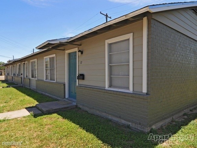 Building Photo - 1315 E Carlos Truan Blvd