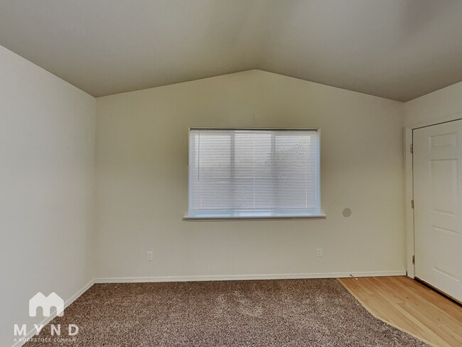 Building Photo - 476 W Plumb Ln