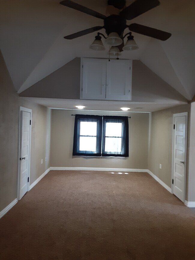 living area with closets - 115 S Quapaw Ave