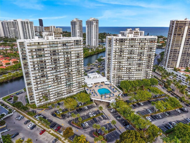 Foto del edificio - 3701 N Country Club Dr