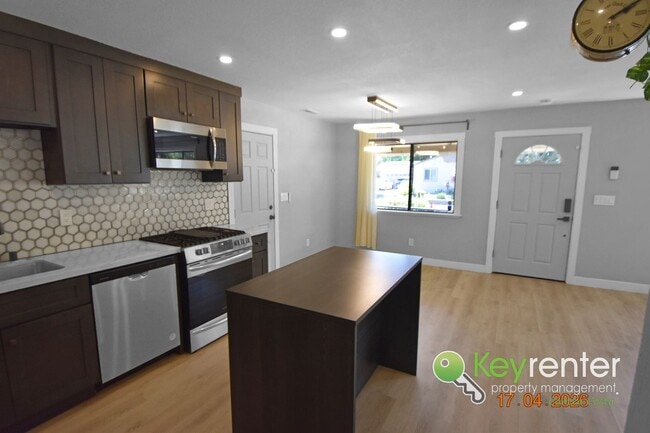 Foto del edificio - Renovated 4 Bedroom Home with Gourmet Kitchen & Lush Backyard in Concord