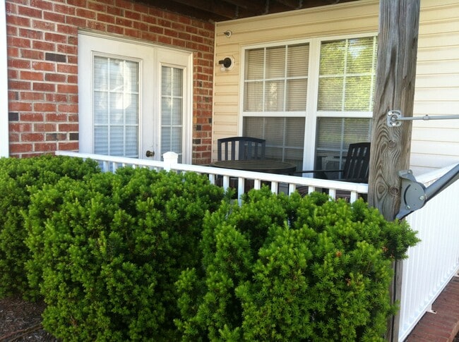 Building Photo - 250 Vasser Dr