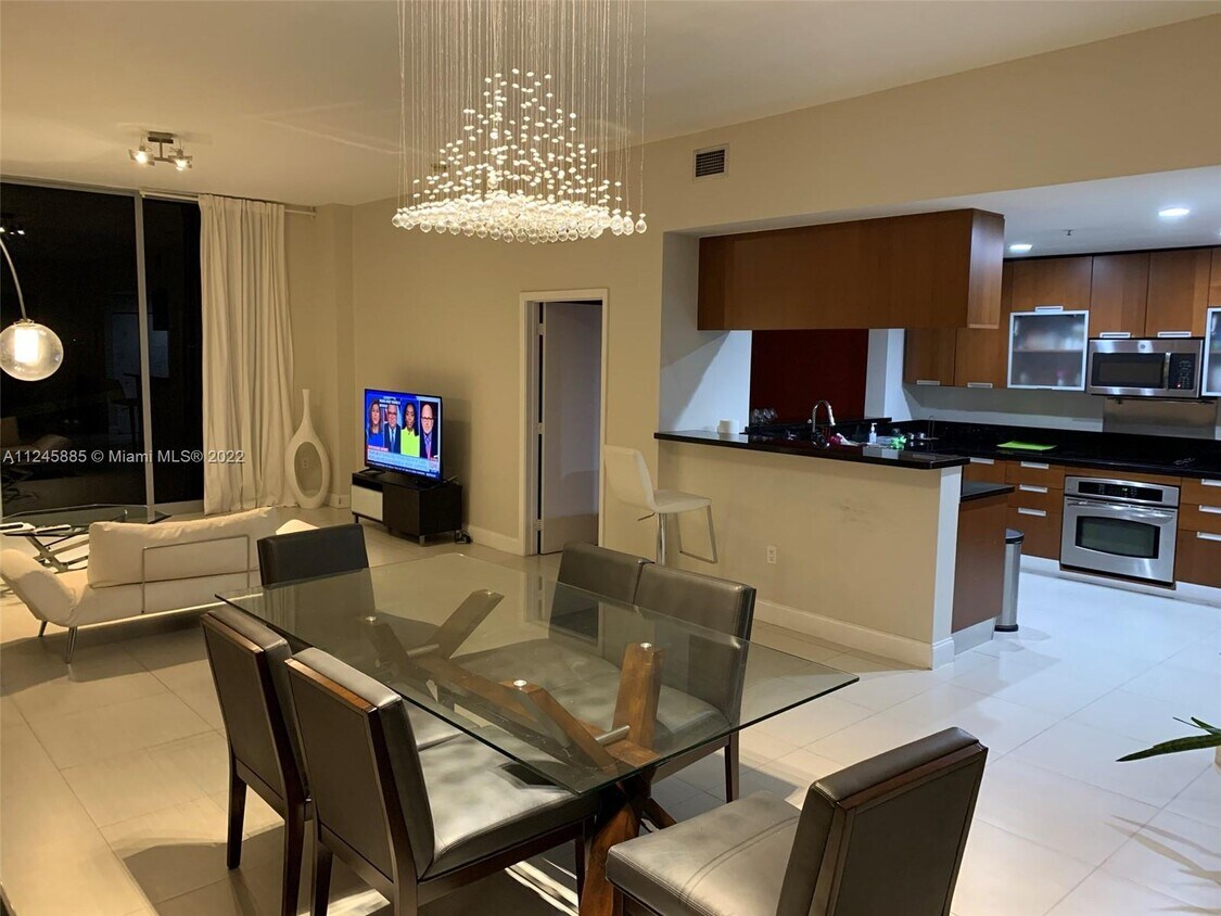 Foto principal - 7901 Hispanola Ave