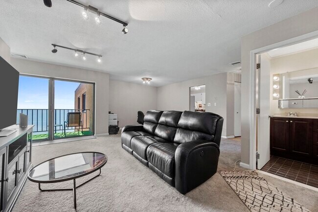 Foto del edificio - 295 Lynn Shore Dr