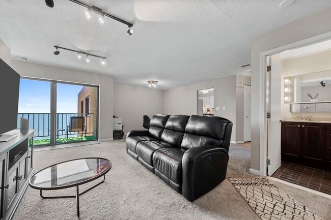 Building Photo - 295 Lynn Shore Dr