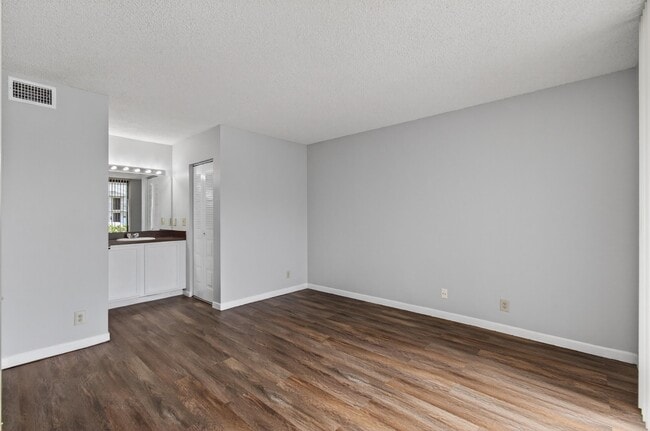 Building Photo - 752 Executive Center Dr