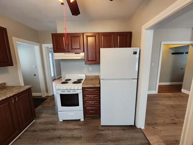 Building Photo - 379 Mansfield St