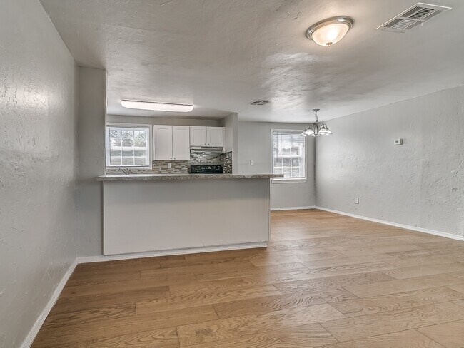 Building Photo - 1740 Cherry Ln