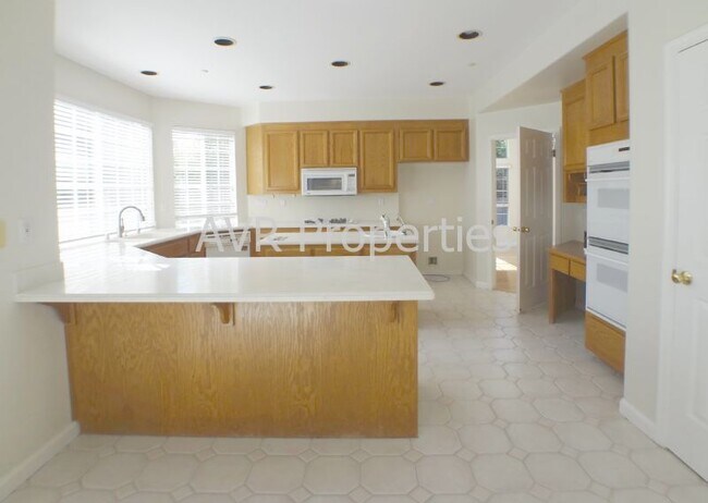 Building Photo - 3265 Edinburgh Dr