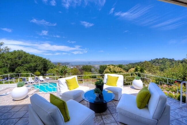 Building Photo - Stunning Private Estate - 4 Bedroom / 4 Ba...