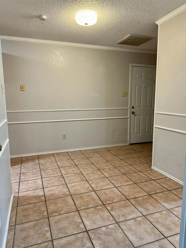 Foto del edificio - 8202 Raleigh Ave