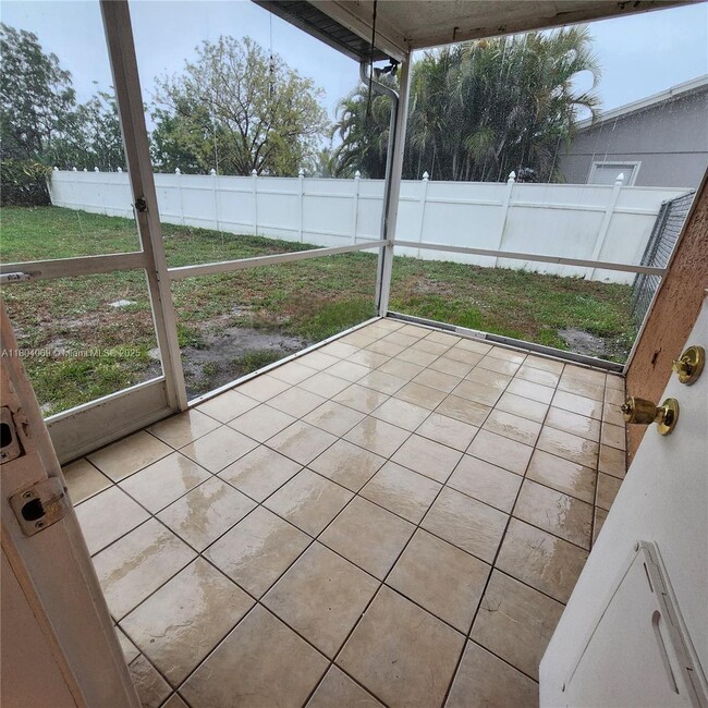 Building Photo - 613 SW Sandbar Terrace