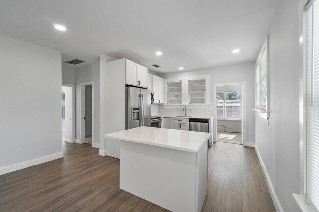 Building Photo - 424 53rd St