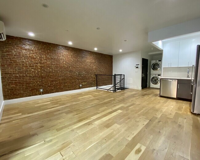 Building Photo - 131 W 119th St