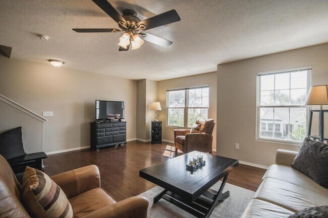 Sala de estar - 6014 Turnwood Dr