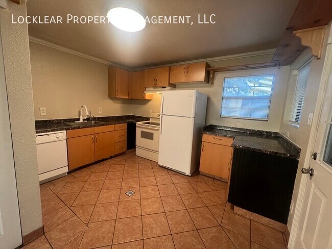 Building Photo - Spacious 3 bedroom single family home