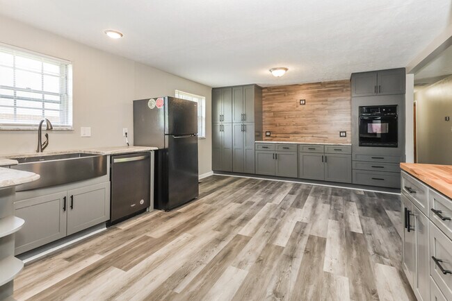 Foto del edificio - 4361 Hillcrest Dr