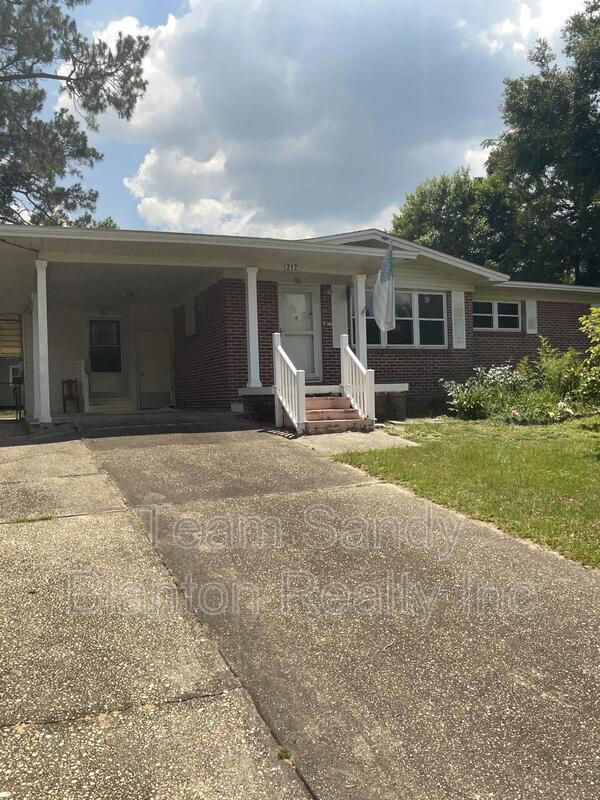 Building Photo - 1212 Suburban Dr