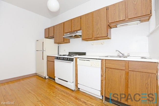 Building Photo - 1470 W Cuyler Ave