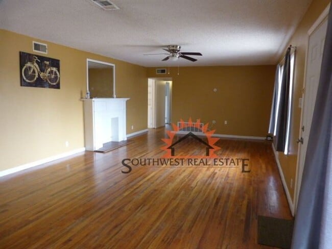 Building Photo - Charming 3 bedroom home.