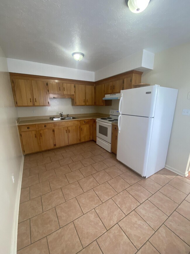 Building Photo - 155 N Vail Dr