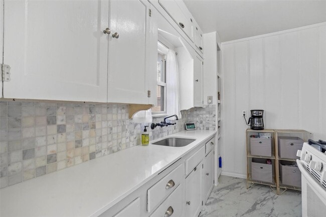 Building Photo - Apartment in Arlington Heights
