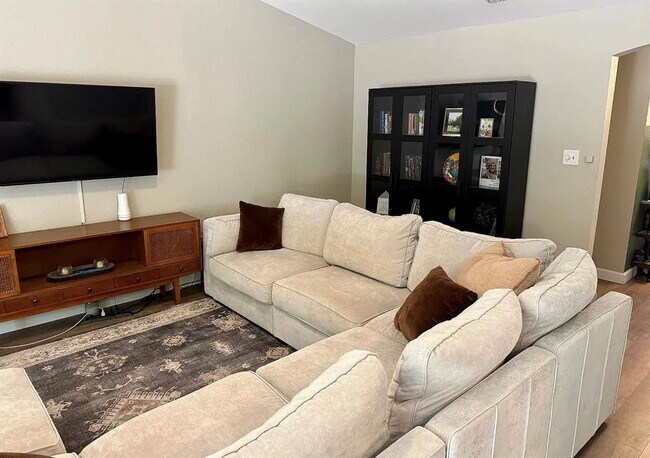 Foto del edificio - 7309 Broken Arrow Ln