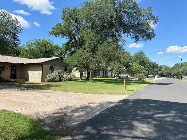 Building Photo - 1102 Serenada Dr