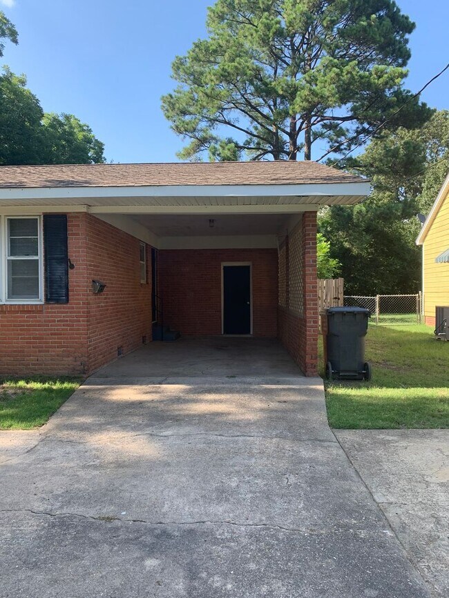 Building Photo - Your Next Home Awaits! 3 Bed/2 Bath Near J...