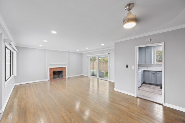 Foto del edificio - 13921 Daphne Ave