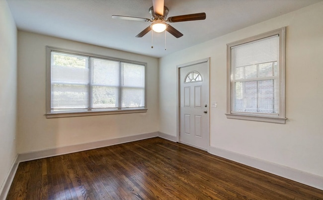 Foto del edificio - Beautifully renovated ranch bungalow locat...