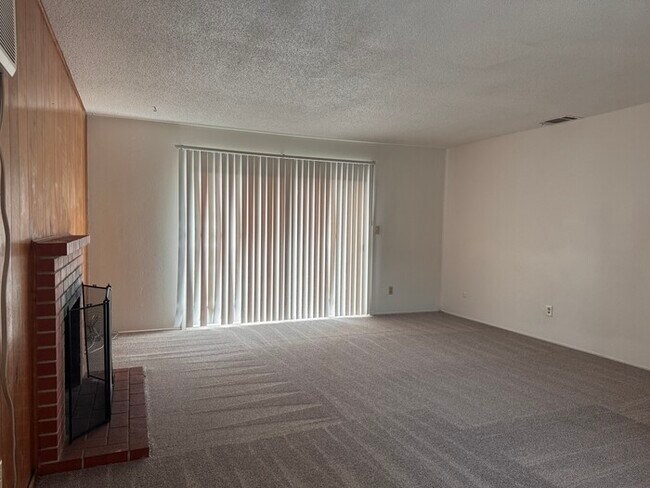 Foto del edificio - 3BR 1BA w/ 2 Car Garage + Fenced Yard in West Sacramento