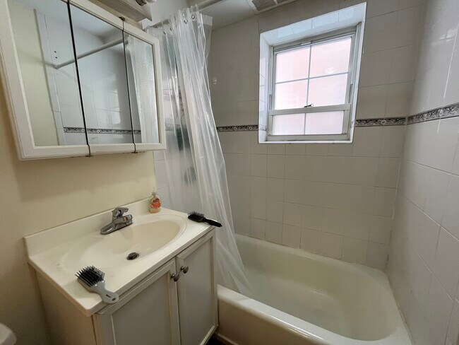 Foto del edificio - 1614 Beacon St