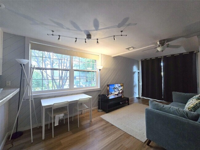 Foto del edificio - 7122 Wood Hollow Dr
