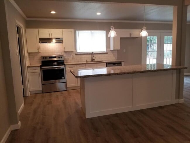 Building Photo - 1932 W Decker Ave