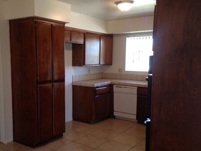 Foto del edificio - 7413 Cedarcrest Ave