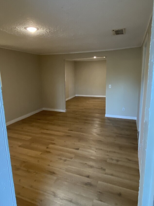 Foto principal - 1040 Line St