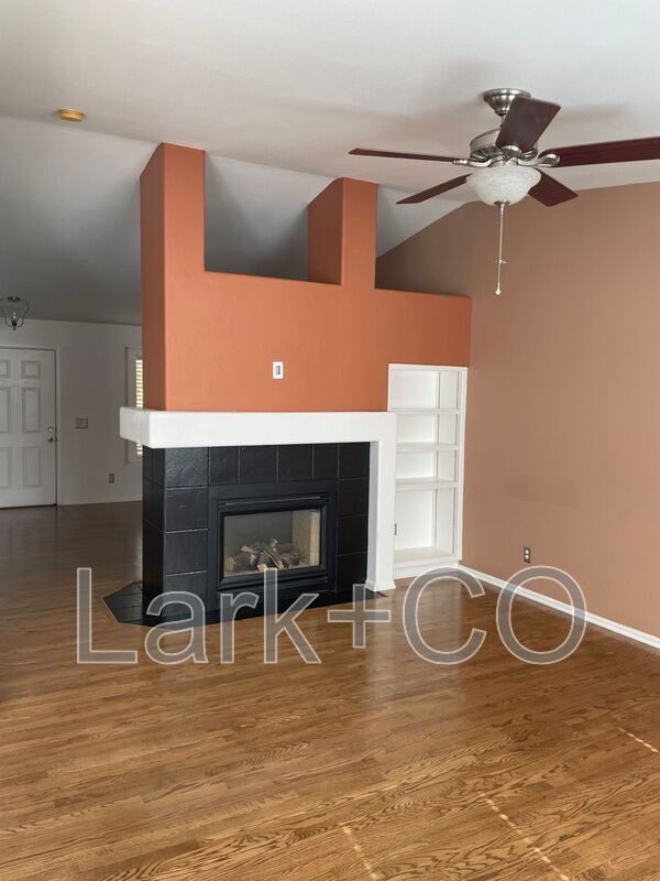 Foto del edificio - 9350 Cove Creek Dr