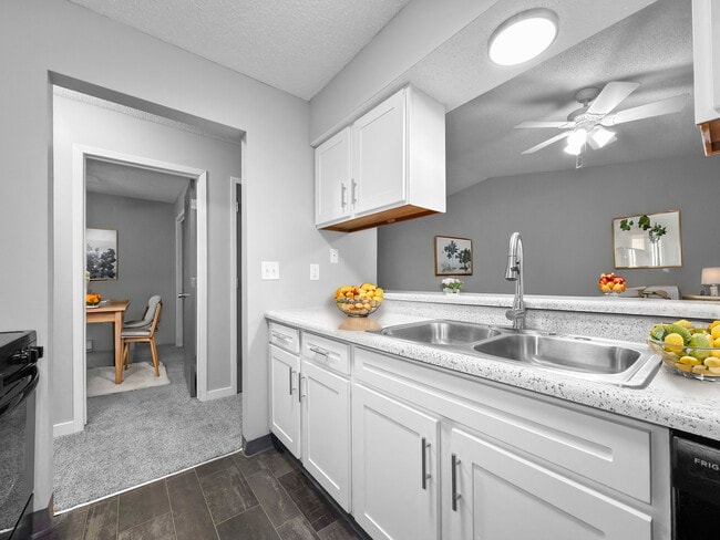 Cocina renovada - Westwood Apartments