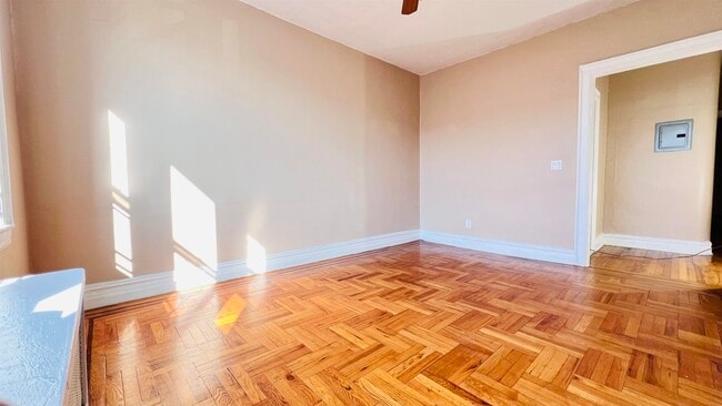 Building Photo - 118 Corbin Ave